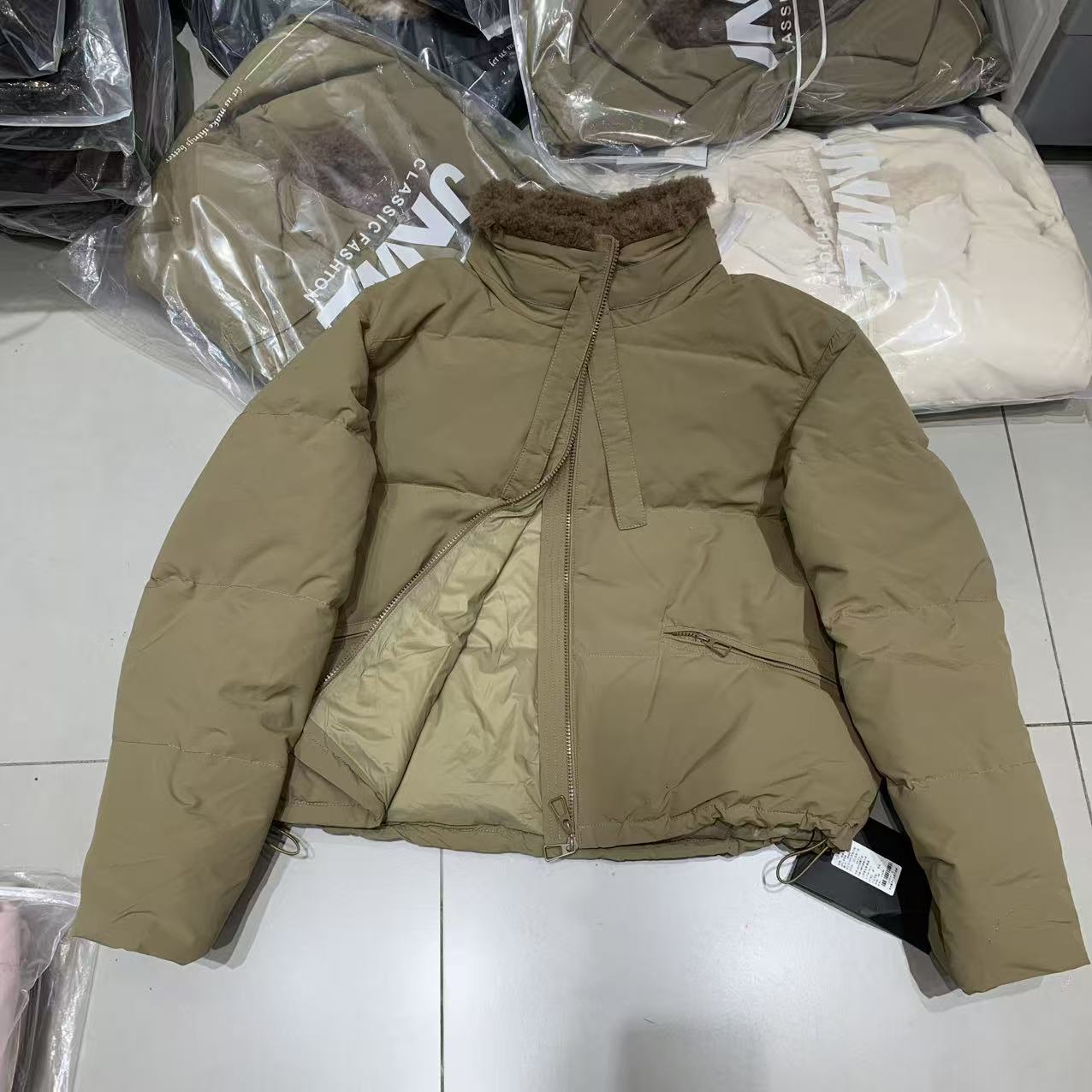 2025年冬季韩版女装新款时尚立领长袖鹅绒羽绒服百搭面包服外套潮