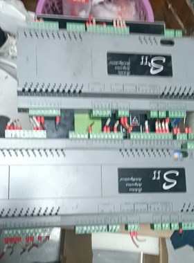 出品牌的SII控制器,灰色外壳搭配绿色接线端子,外观