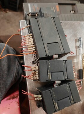 PLC一套,包含CPU224XP和扩展模块EM222