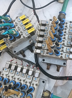 出本产品为品牌的蓝色液压阀组,型号为SY5220-5G