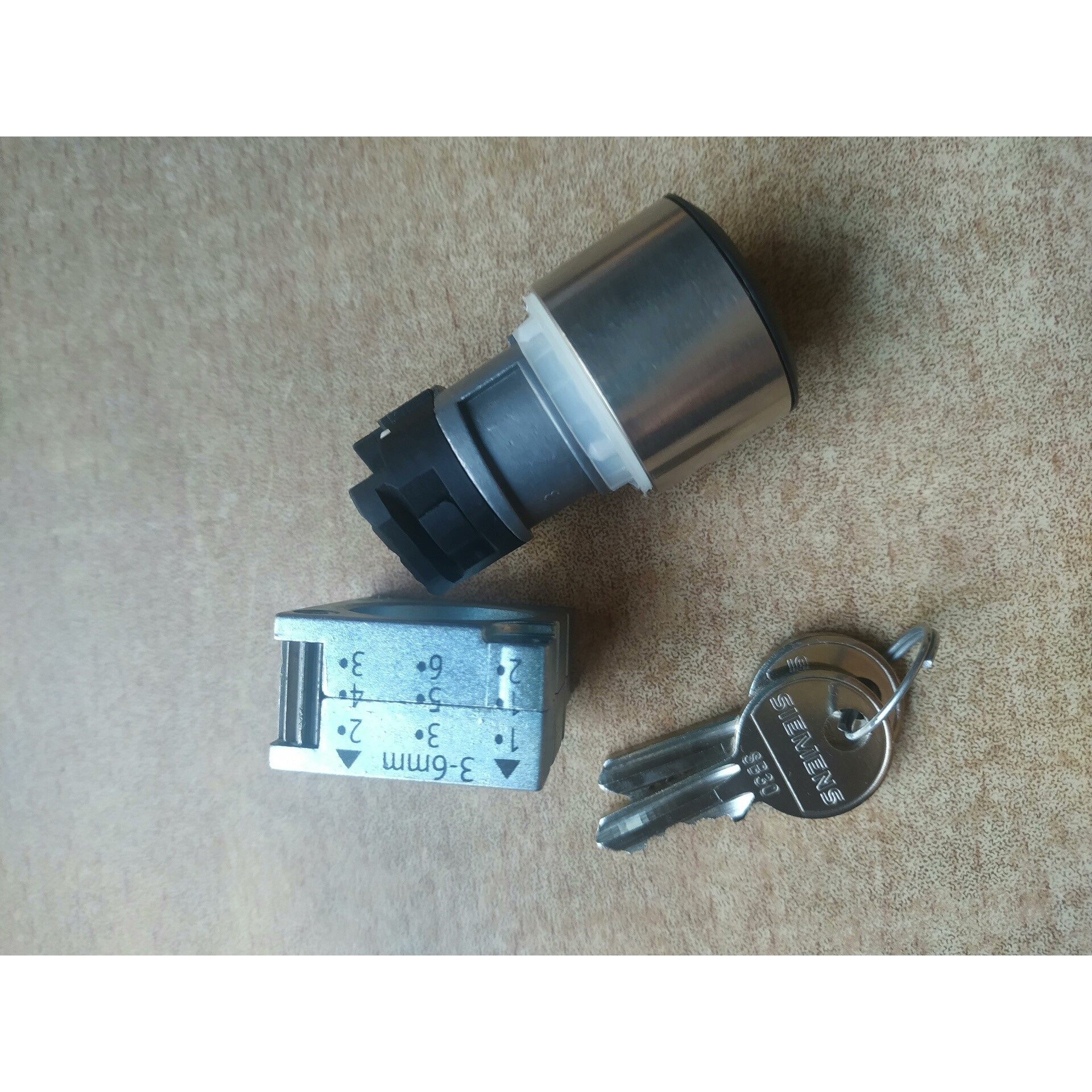 3SB3500-4GD01钥匙开关.左位瞬时,右位自锁