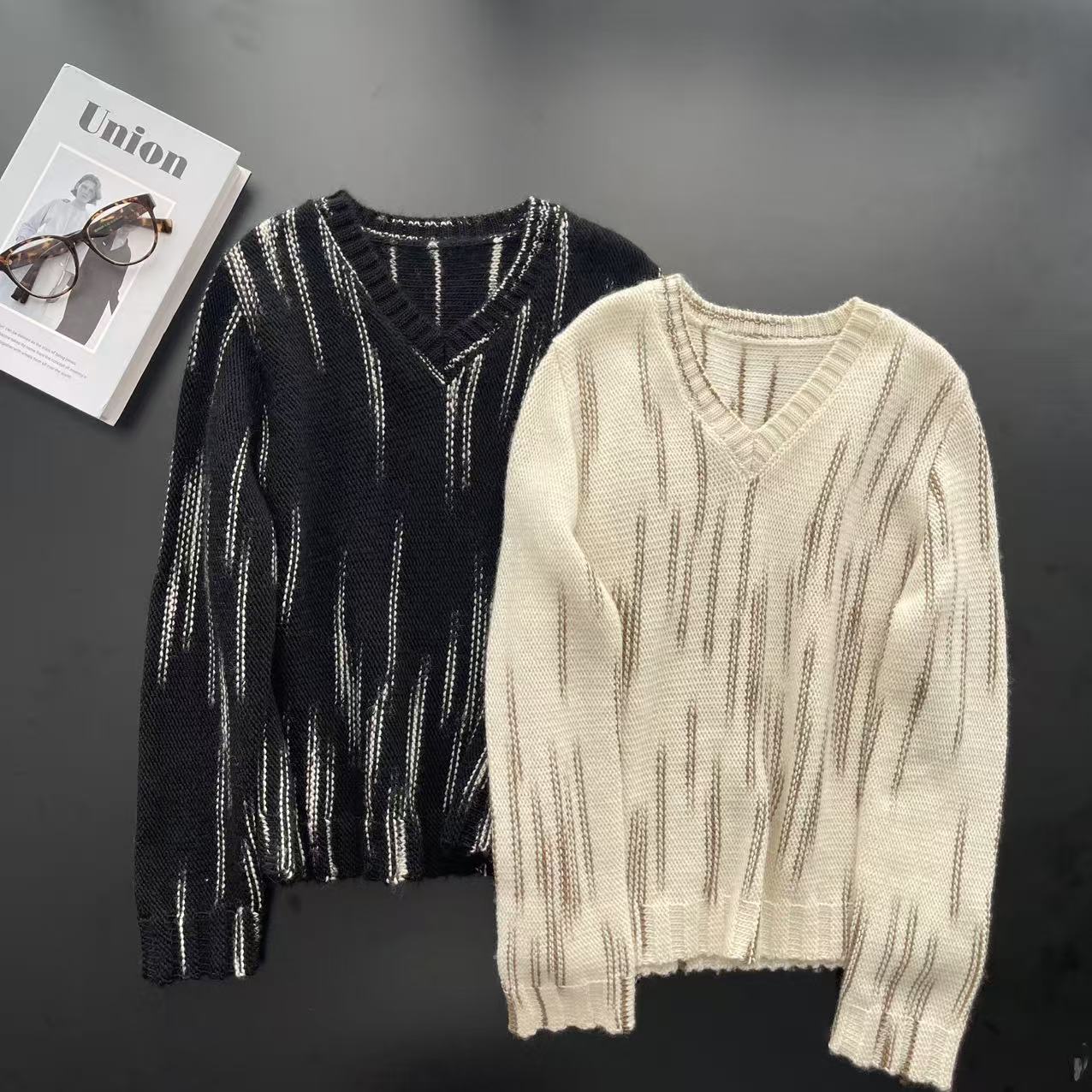 yu hee “极简美学”du家系列重工全羊毛花式织物v领毛衣