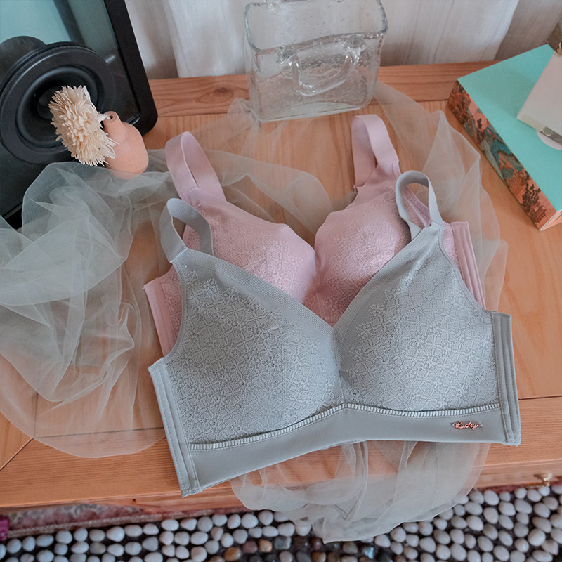 袔苡莥大胸光面无痕大罩杯聚拢调整型加高收副乳纯色文胸瘦胸bra