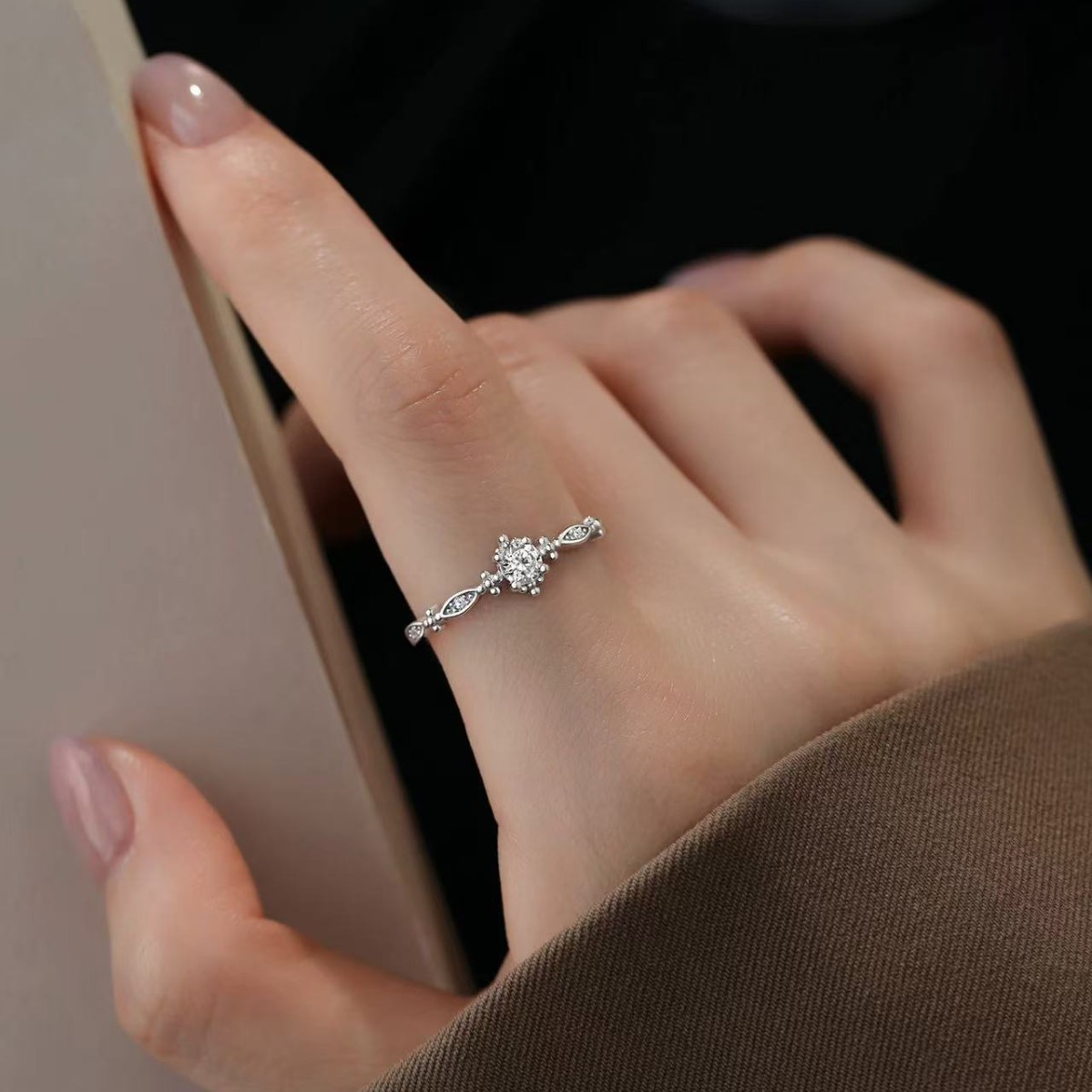 925银闪钻戒指2025女轻奢高级感食指戒小众设计素圈开口戒