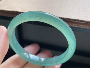 手镯天然翡翠A货洒金正圈，54-55圈无纹裂，54.8-9.0-6.3，30.72g