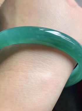 天然翡翠A货湖水绿大圈口，59-60圈， 59.7-10.2-6.4，37.74g