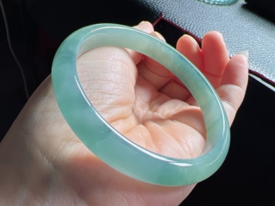 天然翡翠A货浅绿色手镯，56-57圈，无纹裂，56.9-9.7-6.0，32.27g