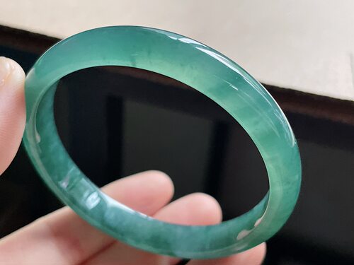 天然翡翠A货浅绿飘花正圈手镯57-58圈57.3-9.9-6.0mm，32.04g