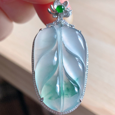 缅甸天然翡翠A货冰飘花叶子，18k金伴钻镶嵌48.3-21.9-9.0，7.96g