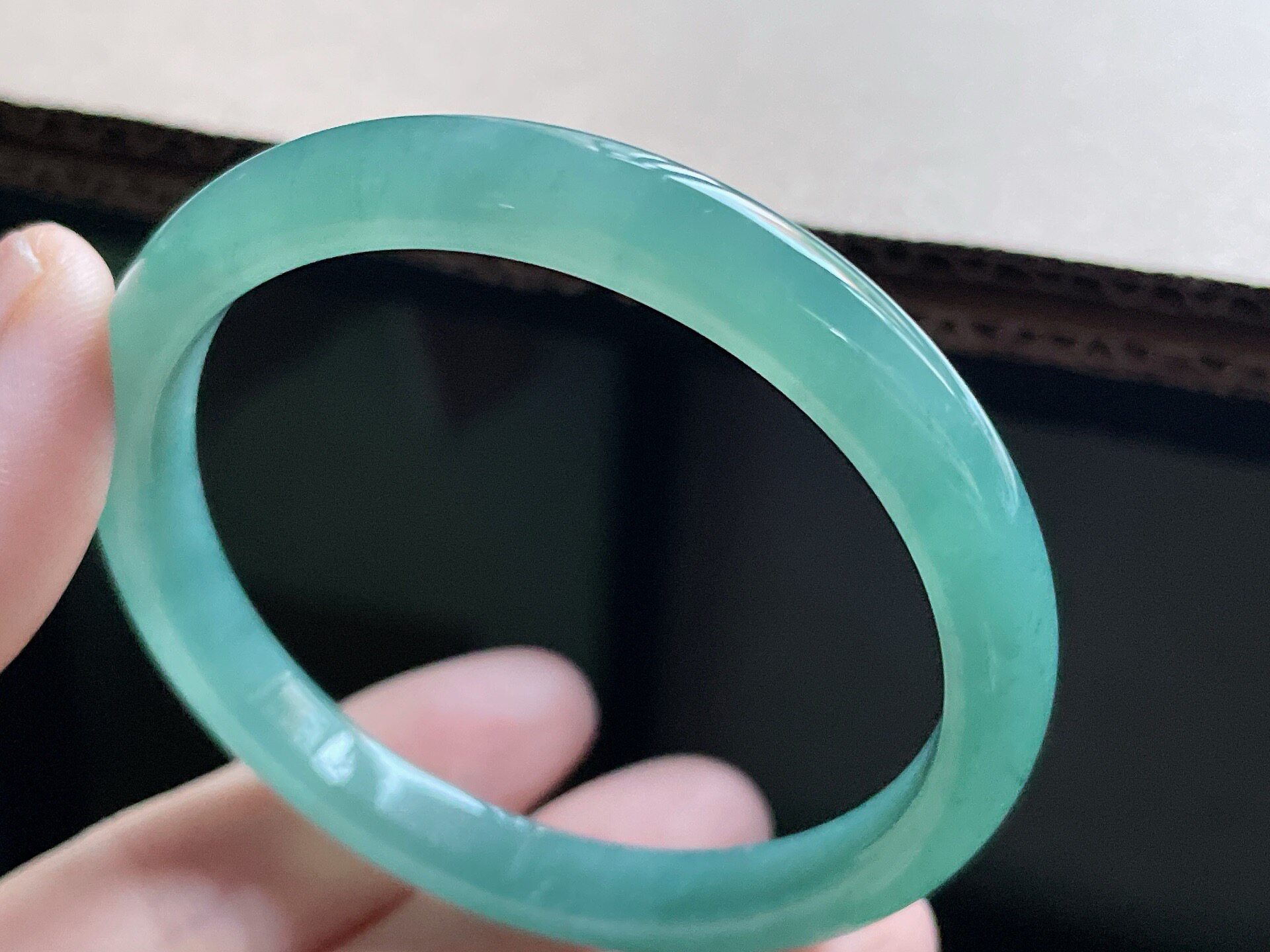 天然翡翠A货晴绿小圈口手镯53危地马拉翡翠