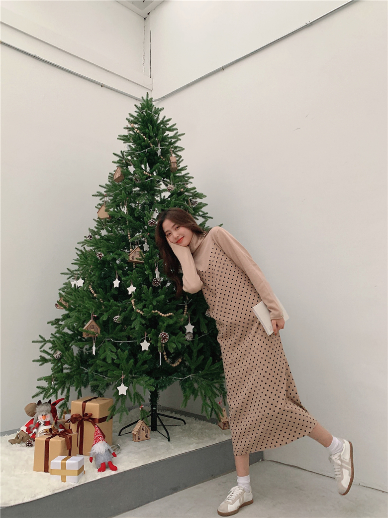 文艺复古风波点吊带裙连衣裙2021春季新款性感V领内搭打底长裙女