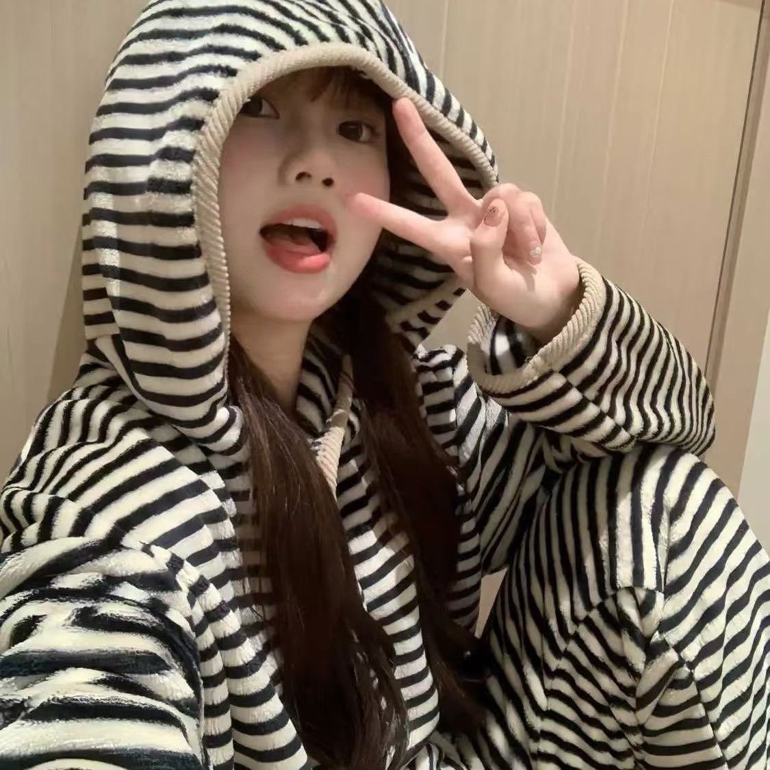 秋冬款条纹连帽珊瑚绒睡衣女款冬季新款加绒加厚法兰绒居家服套装