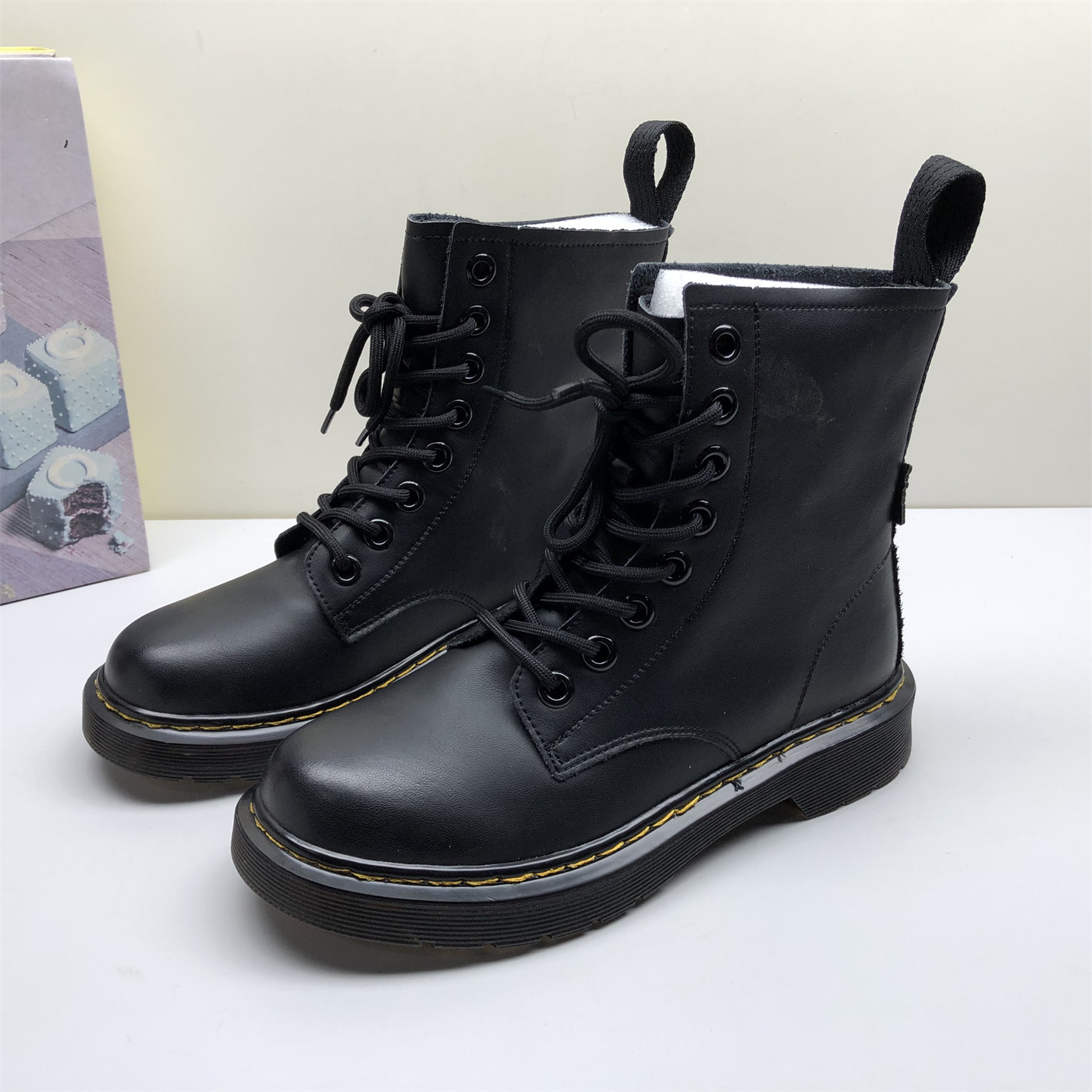 商场撤柜真皮女靴简约纯色舒适马丁靴圆头黑色女低跟百搭秋冬牛皮,女鞋,马丁靴,淘宝优惠券,粉丝福利购,淘宝优惠卷