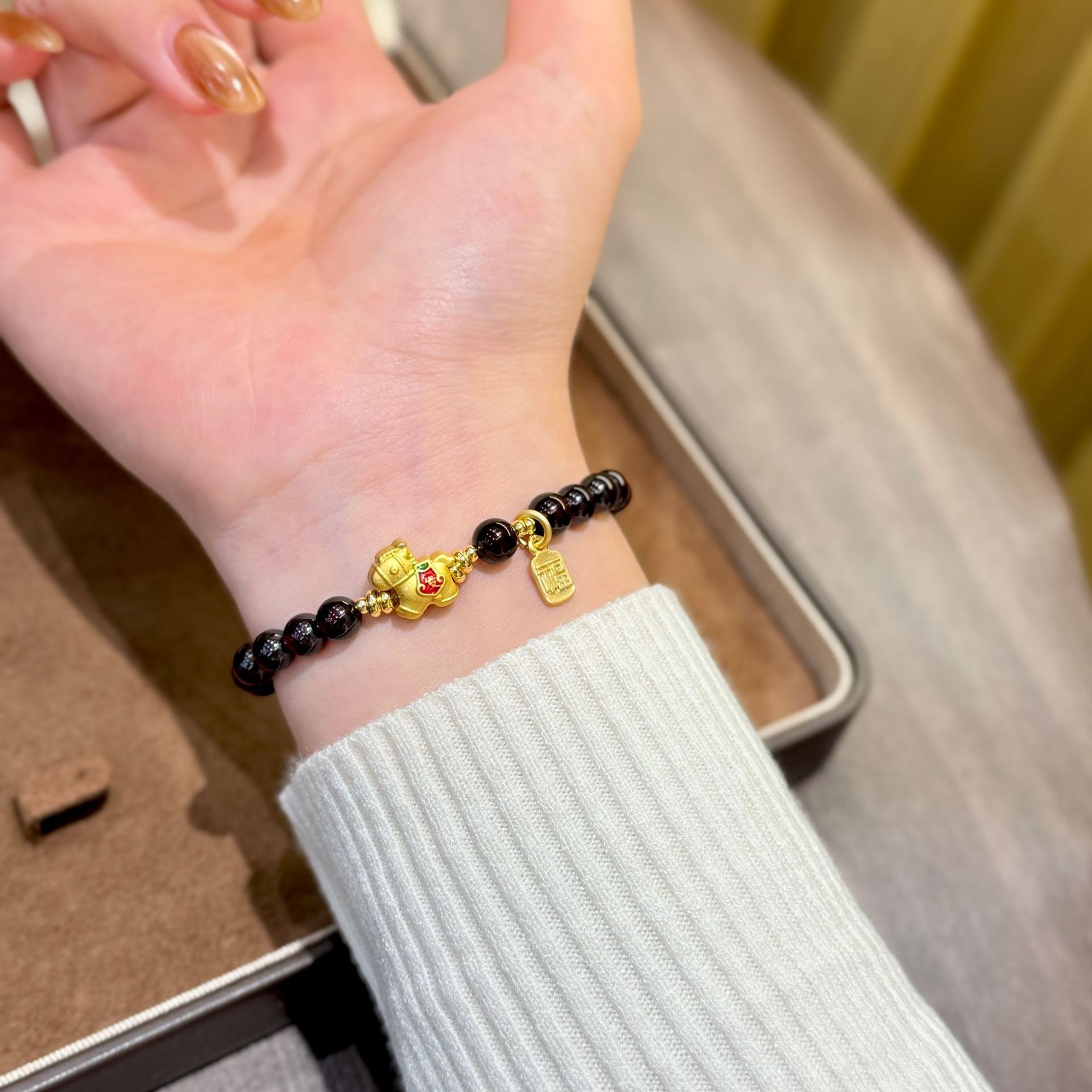 天然石榴石福牌吊坠沙金发财小马手串女高级感小众新中式弹力手链