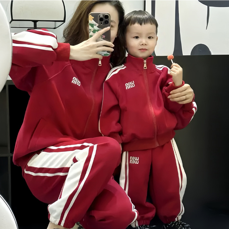 休闲亲子装一家三口四口运动装潮