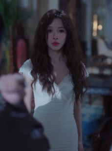 V领蕾丝花边两穿小心机收腰显瘦连衣裙春装 温驯 反骨白薇同款