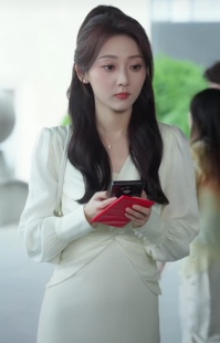 前任哪有现任香闪婚老公挑大梁苏可歆同款白色优雅亮丝扭结连衣裙