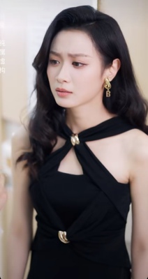 短剧请许你恨海晴天白雨柔同款黑色挂脖露背吊带连衣裙长裙2025新