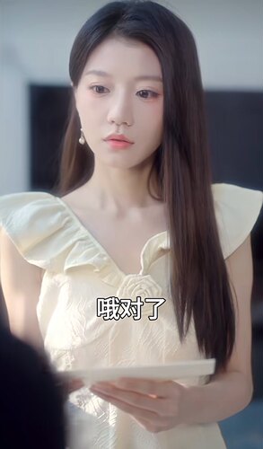 枭爷夫人她来自农村梁小草同款荷叶v领气质无袖连衣裙2025新款