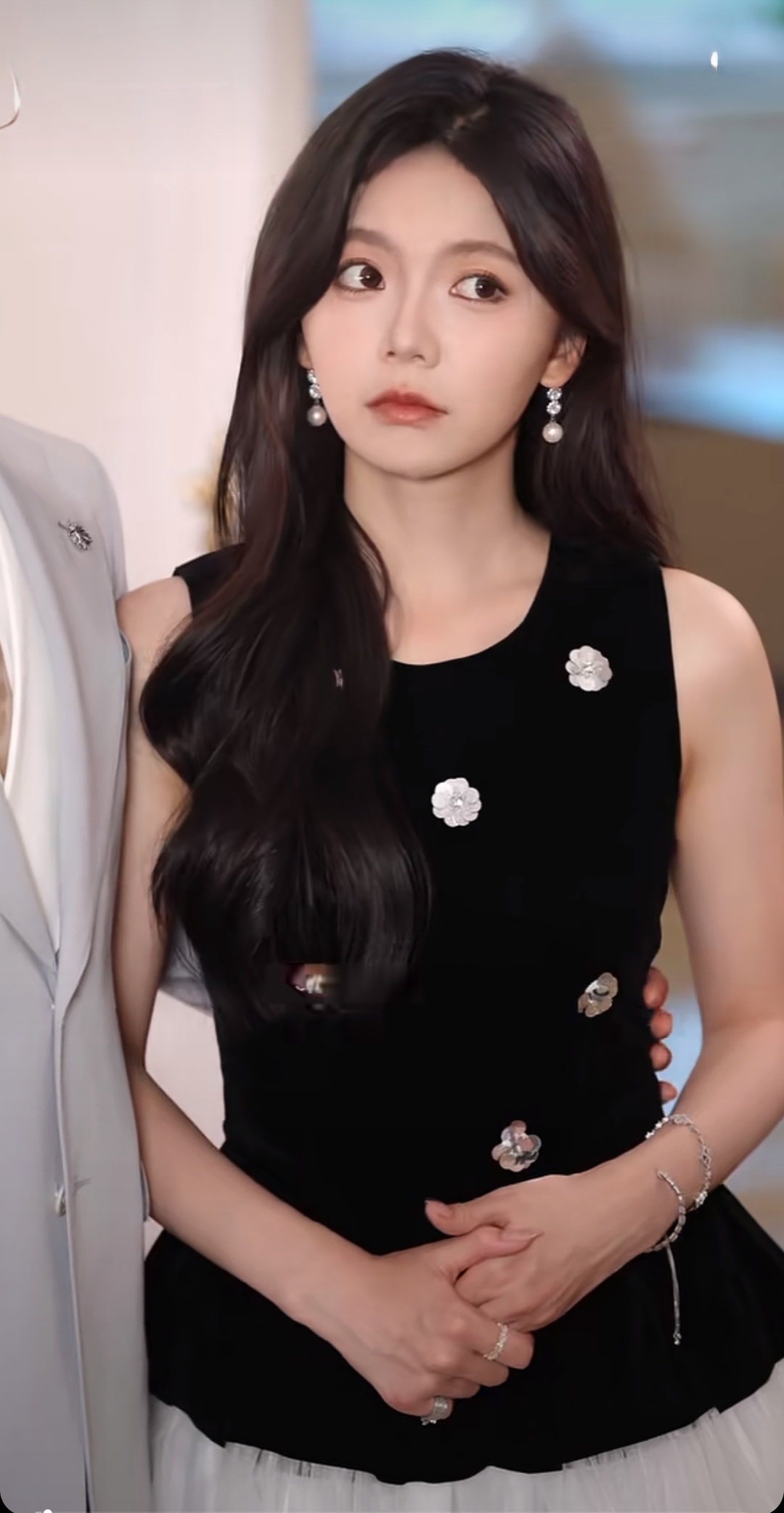 短剧穿书反派成团宠路时曼同款手工珠片黑色拼接网纱无袖连衣裙夏