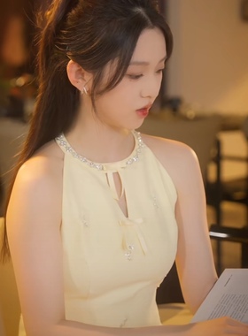 短剧夫人她专治不服沈青瓷同黄色小香风蝴蝶结挂脖A字连衣裙短裙