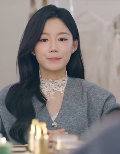 春山喧温晚凝梁雯晶同款V领灰色针织开衫+白色蕾丝打底衫女2026秋