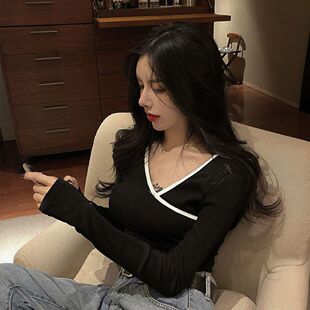 秋装新款小众设计感露肩撞色V领长袖T恤女性感上衣潮流显瘦打底衫