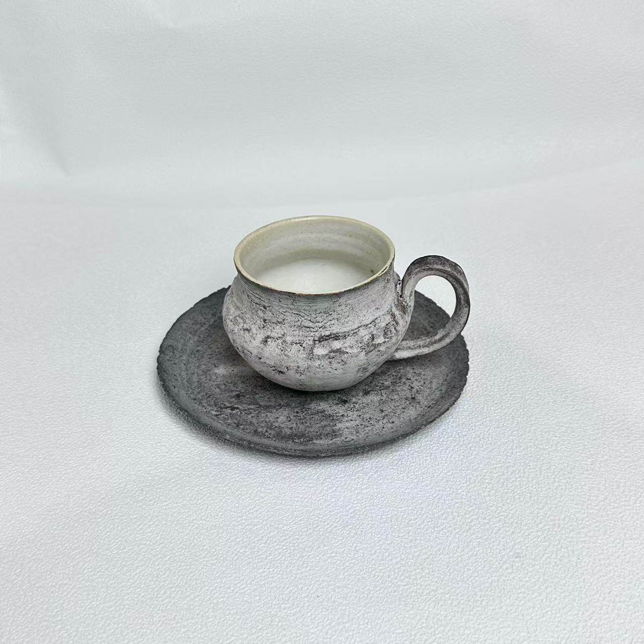 日本作家器柳川晶子粗陶盘咖啡杯碟碗浮雕质感白化妆土自然的碎片