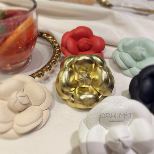 高档皮质小香风山茶花胸针山大王同款黑白叠戴胸针外套高级感别针