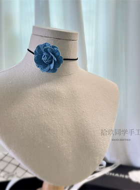 牛仔山茶花麂皮绒短款锁骨链