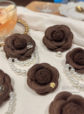 复古千金风咖啡色山茶花胸针百搭美拉德胸花春夏小白裙穿搭别针