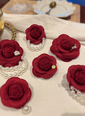 法式优雅山茶花胸针高级酒红色小香风胸花年会节日穿搭小西装别针