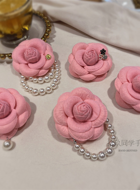 春夏新桃粉山茶花胸针法式小香风甜美少女粉胸花显白优雅立体别针