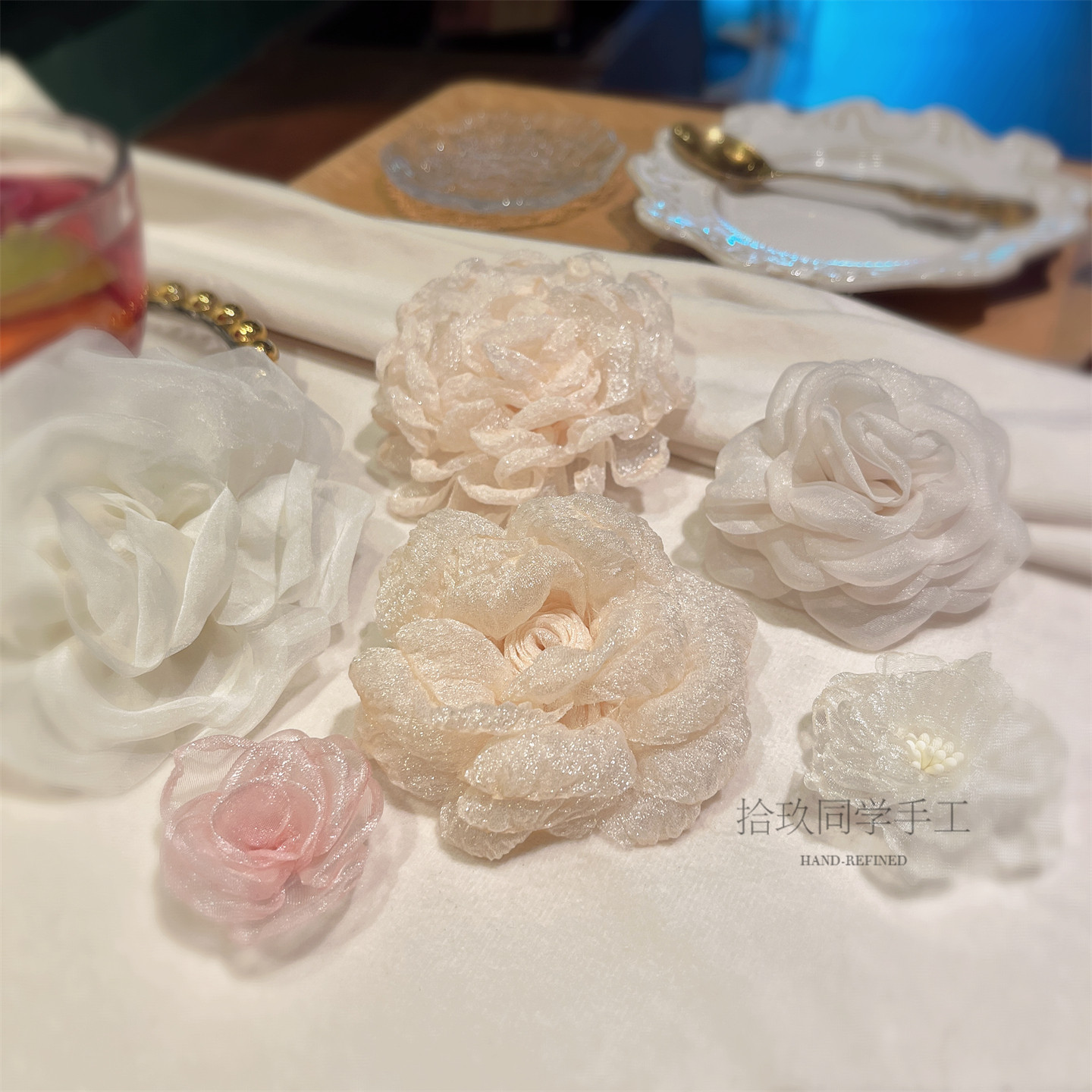 法式绢纱山茶花胸针气质小香风布艺花朵别针连衣裙配饰礼物礼品女图片