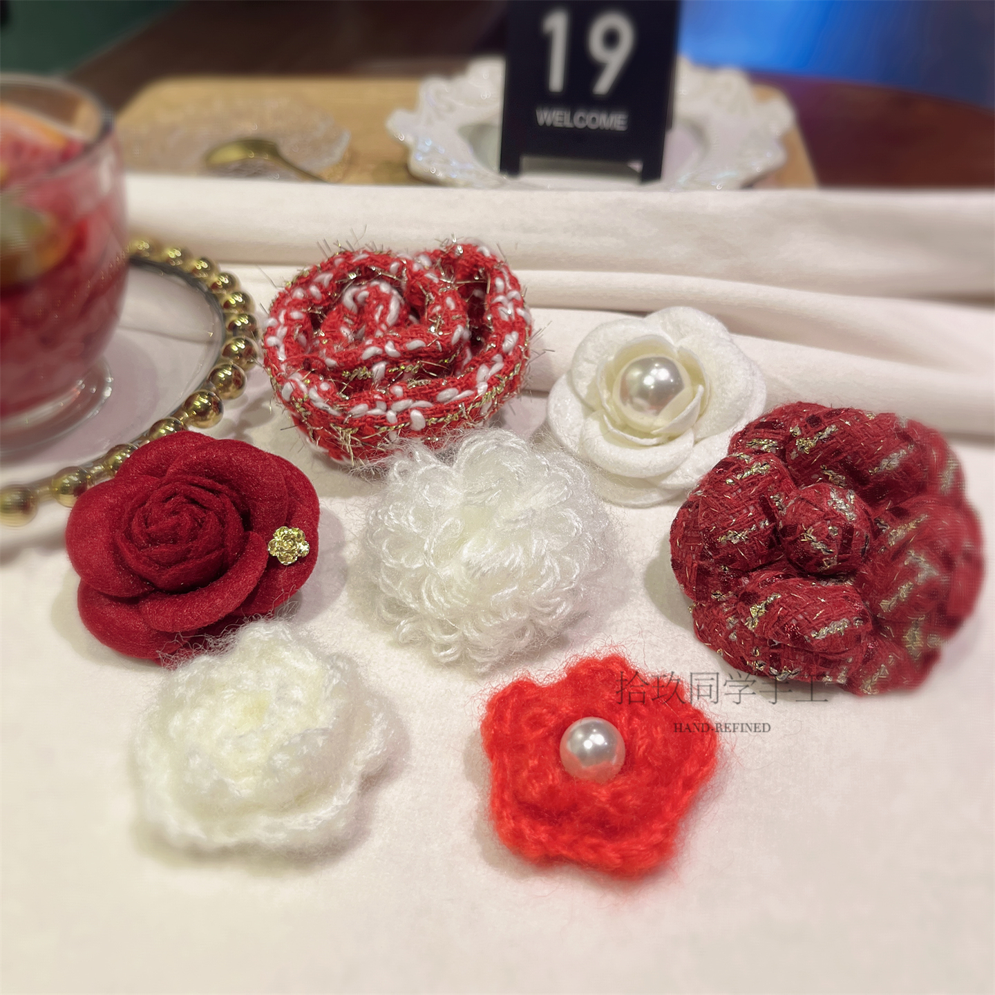 节日氛围感毛绒胸针圣诞红白色可爱减龄少女别针名媛外套毛衣胸花