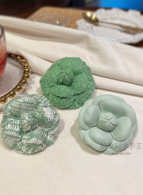 森系绿色山茶花胸针INS韩版街拍搭子植物系小众胸花外套大衣别针