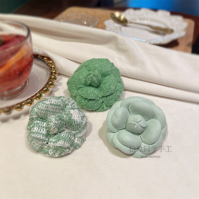 达人街拍搭子吸睛小众绿色胸花