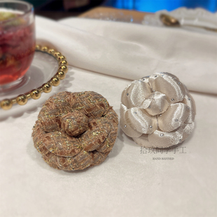 大Eees同款山茶花胸针琥珀香香美拉德小香风手工复古胸花外套别针
