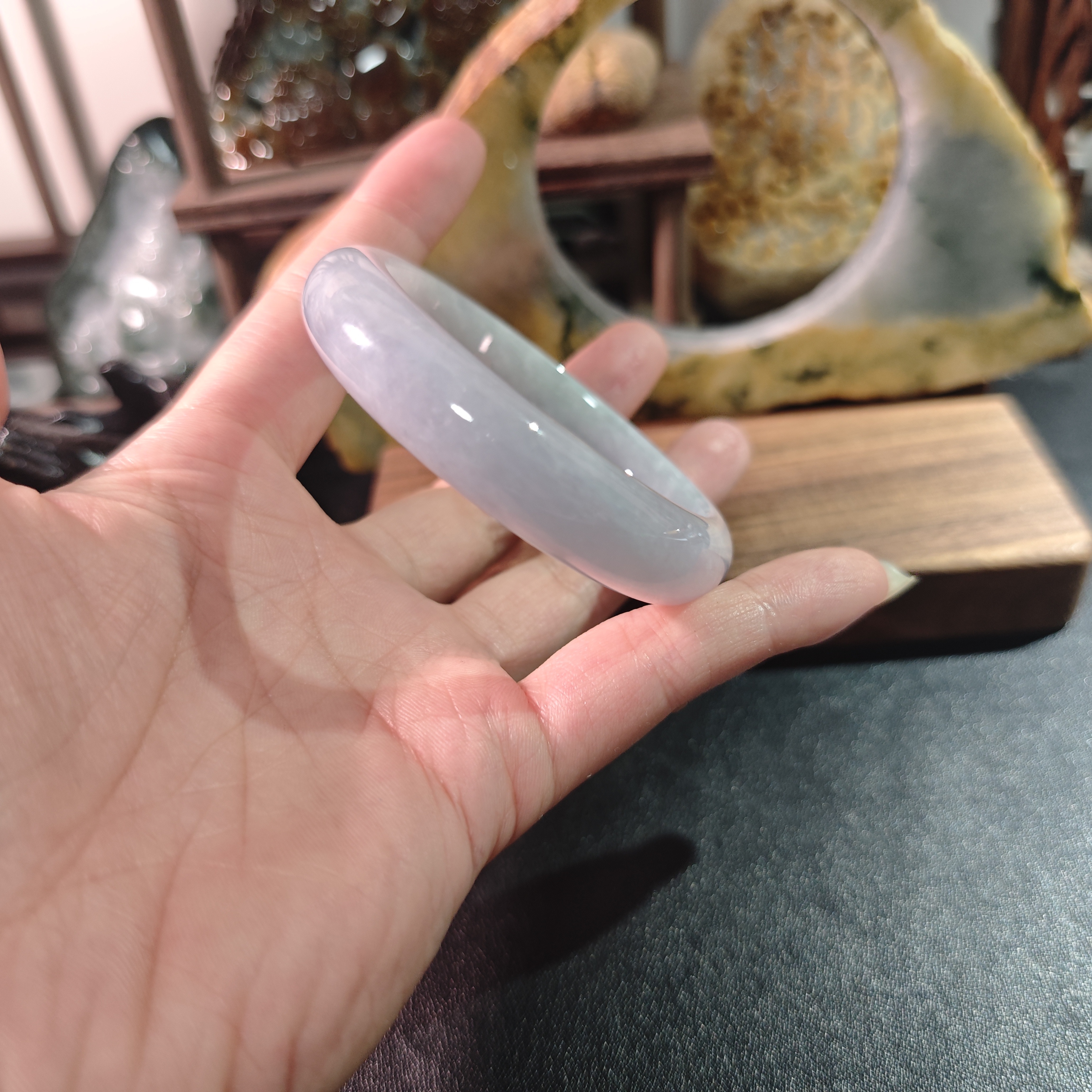 天然缅甸A货翡翠糯化淡春彩无纹无裂56.1圈口正圈手镯