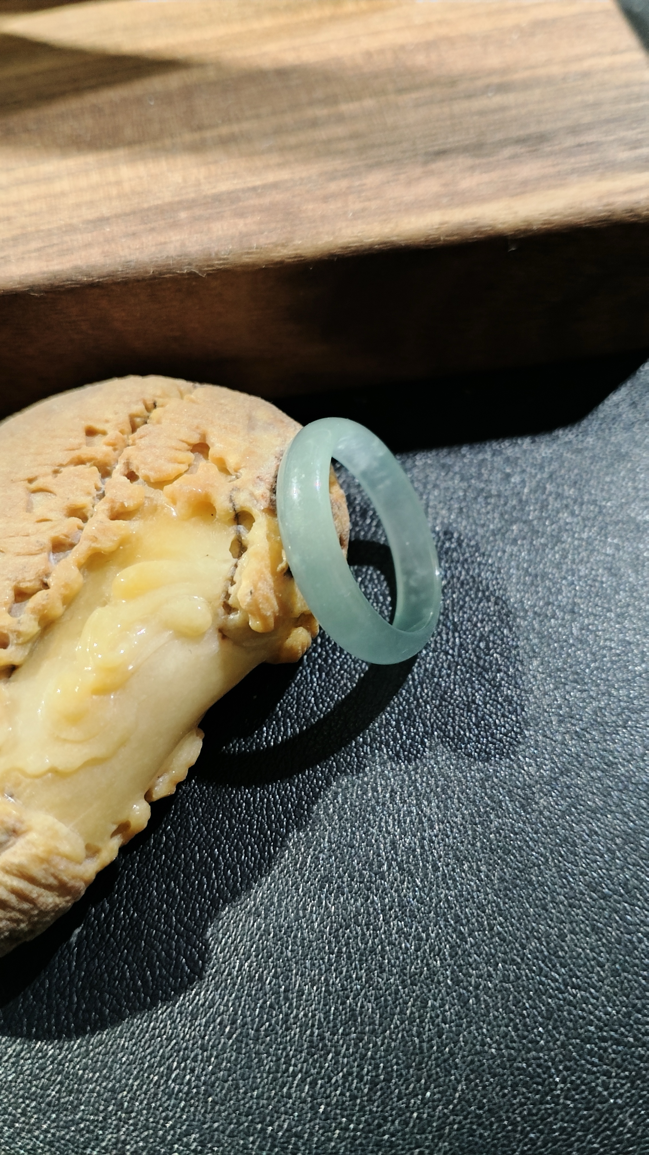 天然缅甸A货翡翠冰种特色晴底色淡绿色指环戒指