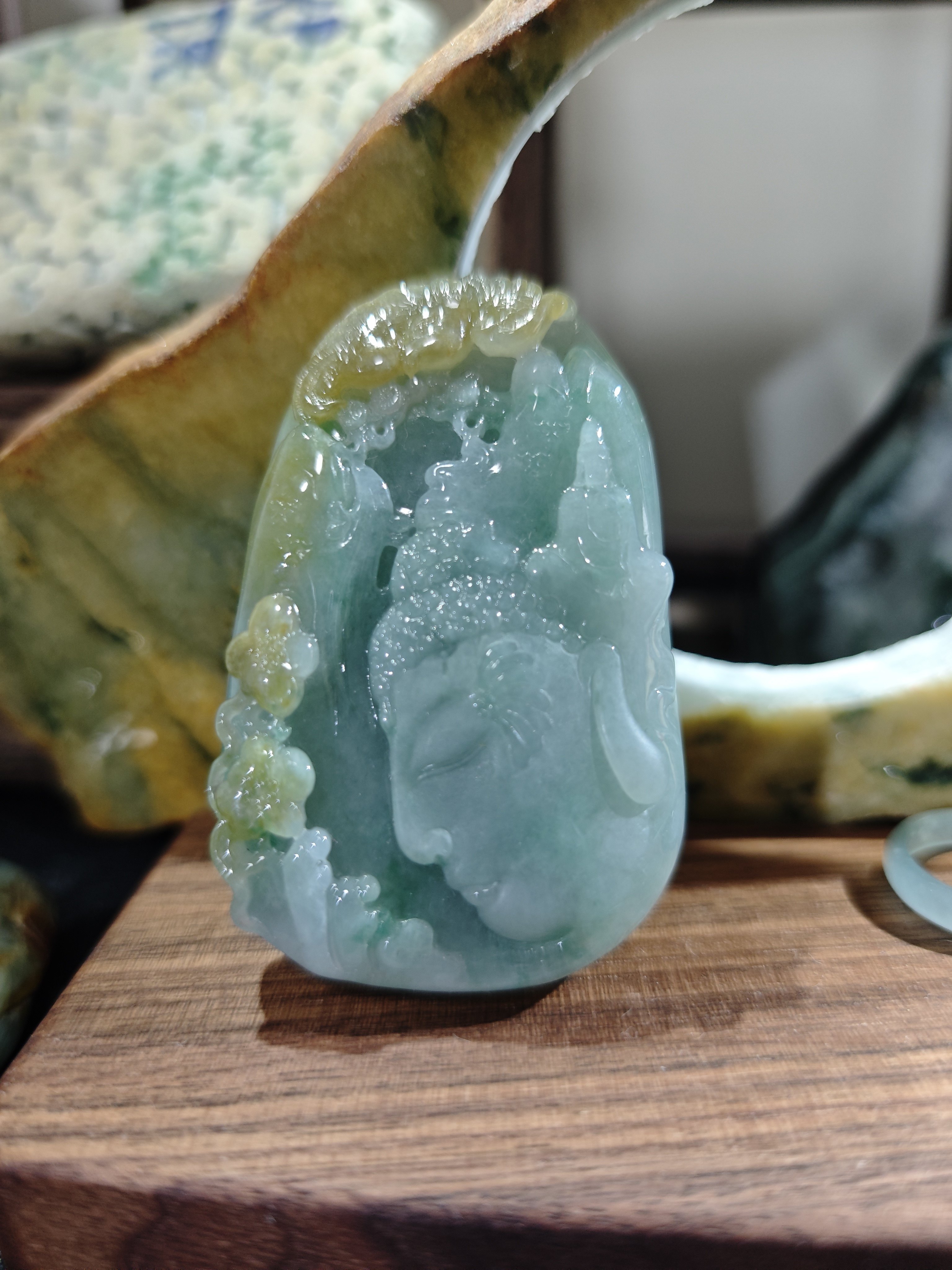 缅A翡翠糯化黄加绿佛关天下厚装正反纯手工雕刻吊坠