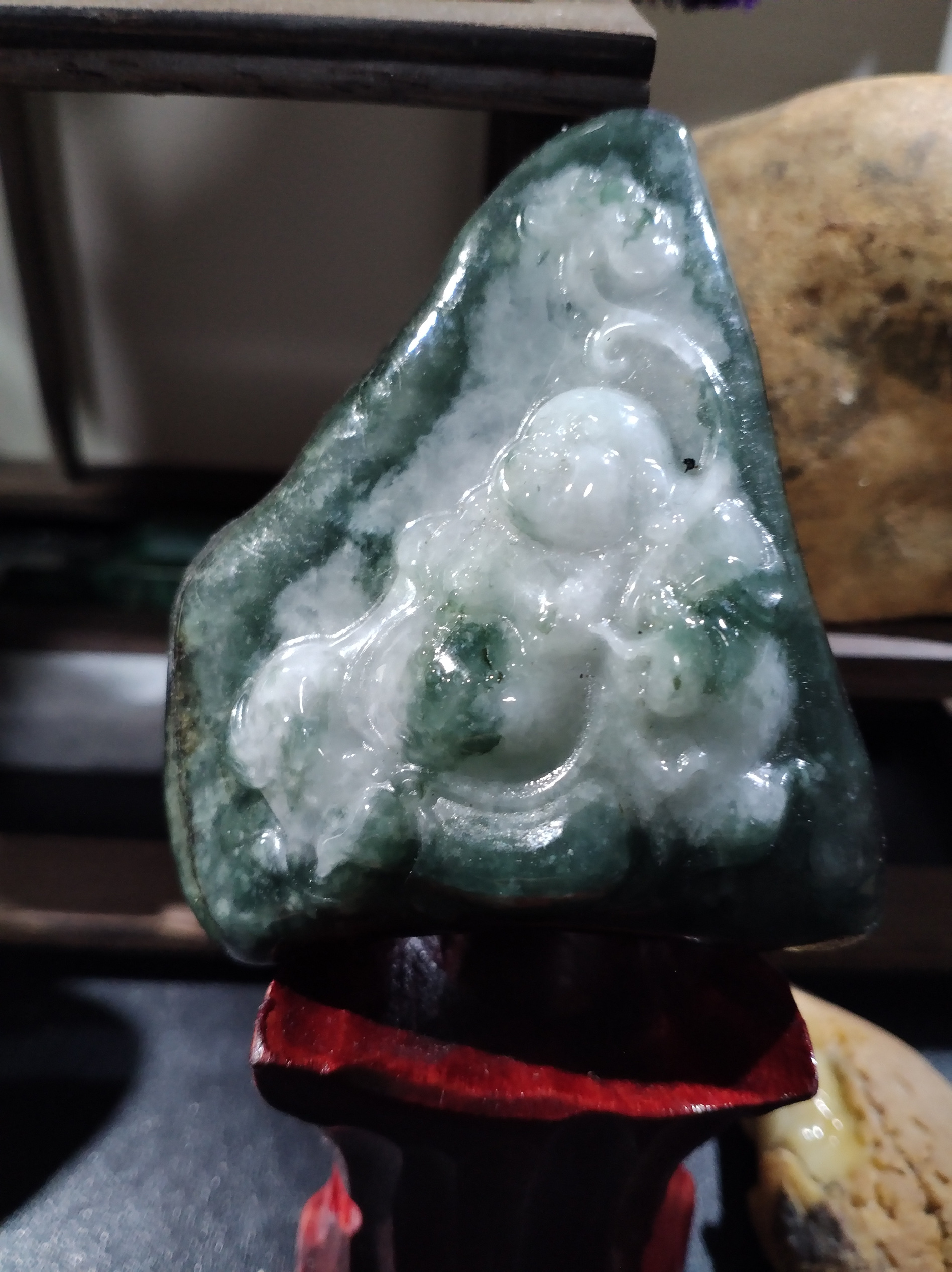 天然缅甸A货翡翠糯种飘绿手工带皮雕刻弥勒佛特色小摆件