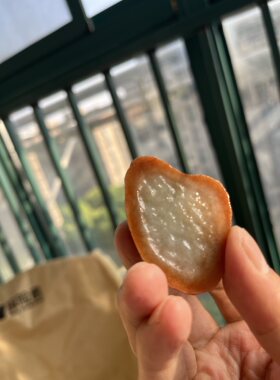 缅A翡翠红皮晴底随形雕刻吊坠