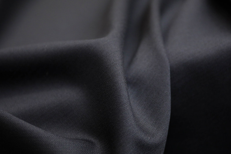 意大利进口薄款黑色人字鱼骨纹细腻精纺羊毛面料设计师西装布料
