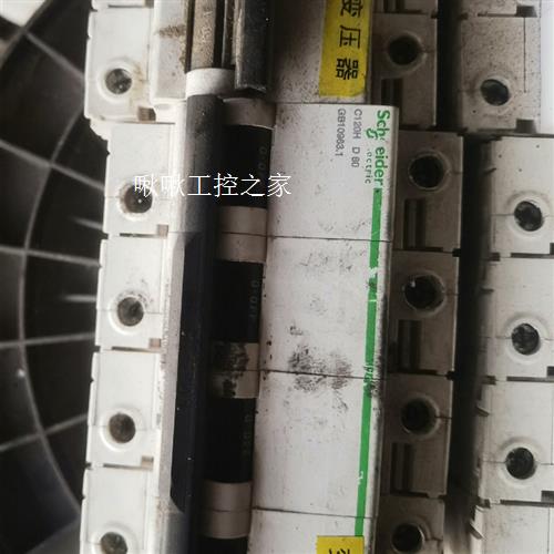 施耐德C120H D80A    断路器有8个