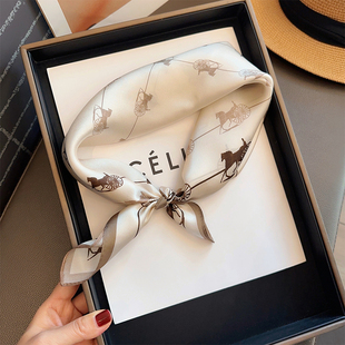 英伦马车杏色底真丝丝巾叠穿小方巾女春秋系脖气质领巾通勤围巾薄