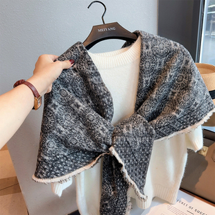 老钱风几何质感仿羊绒大三角披肩围巾秋冬新款高智穿搭保暖围脖女