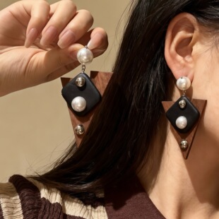 欧美几何三角形木质耳钉不规则拼接珍珠倒三角耳环秋冬新款配饰女