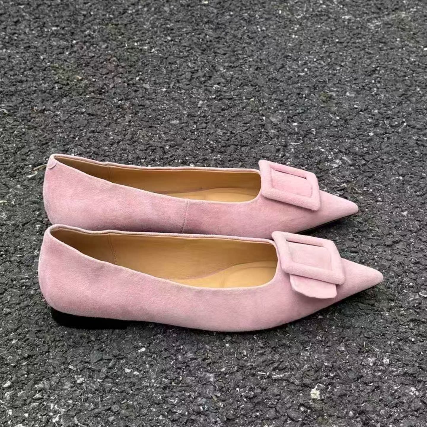 安妮欧货女鞋2026早春新款羊猄皮尖头浅口皮带扣时装百搭平底单鞋