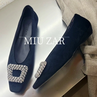 妙莎MIUZAR女鞋2026早秋新款丝绒方头浅口水钻金属扣柔软平底单鞋